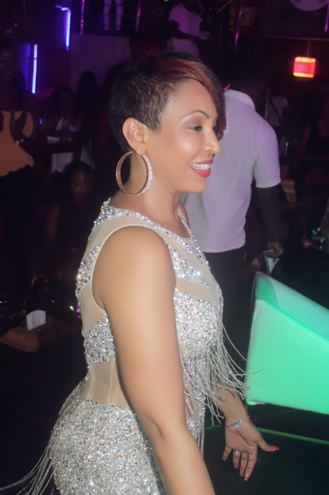 22 photos : Viviane sexy comme jamais...avec une courte robe épatante