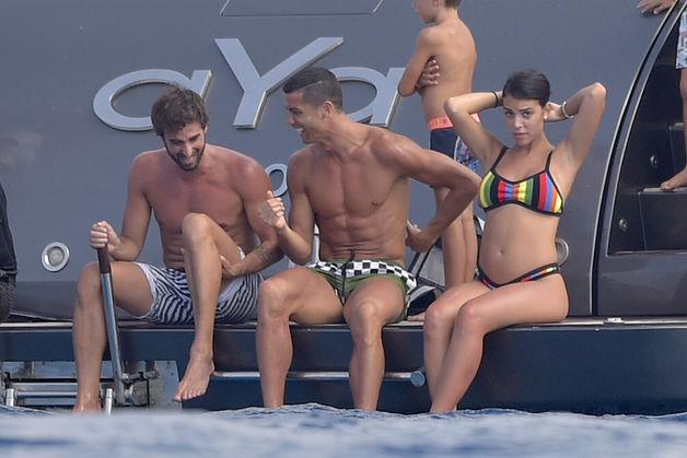 Cristiano Ronaldo : Le ventre de sa girlfriend Georgina Rodriguez s'arrondit à Ibiza...