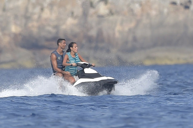 Cristiano Ronaldo : Le ventre de sa girlfriend Georgina Rodriguez s'arrondit à Ibiza...