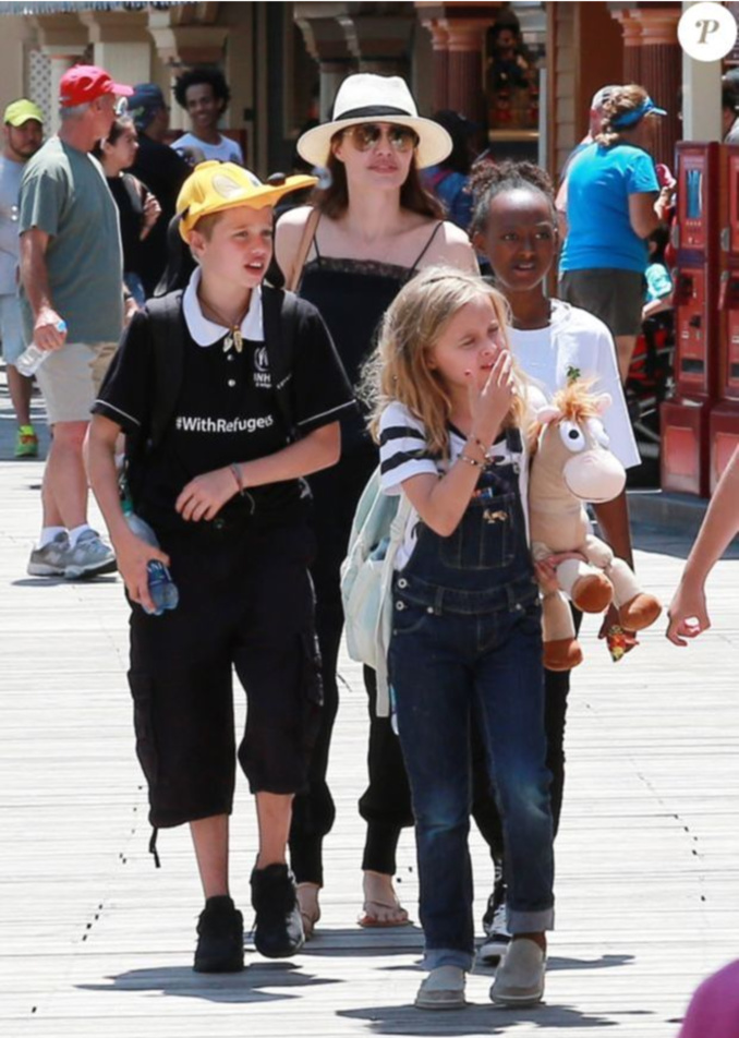 Angelina Jolie : Virée à Disneyland pour les 9 ans des jumeaux Vivienne et Knox