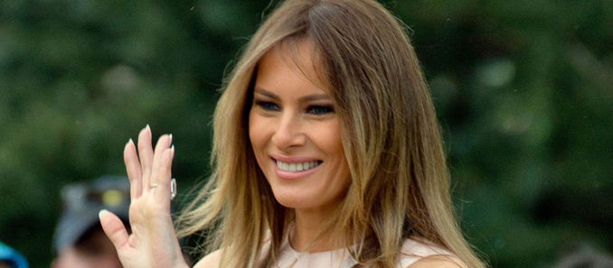 PHOTO – Le styliste de Mela­nia Trump explique sa tenue en hommage à la France pendant son dîner à la Tour Eiffel