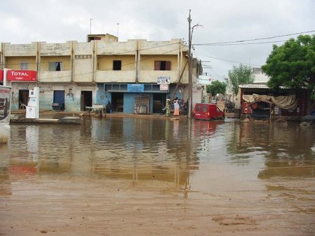 Banlieue inondée, courant coupé: "ça suffit" crient et chantent des Dakarois