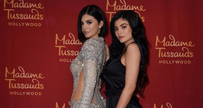Kylie Jenner présente sa poupée de cire