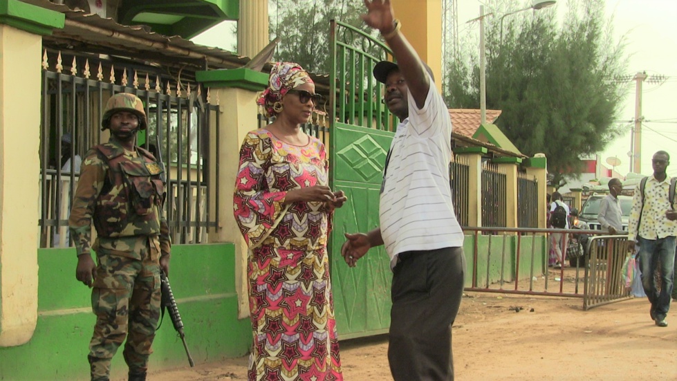 Arrêt sur image: Avant la traversée du ferry gambien, Me Aissata Tall Sall a salué la présence de la MICEGA, les soldats de la CEDEAO, en Gambie