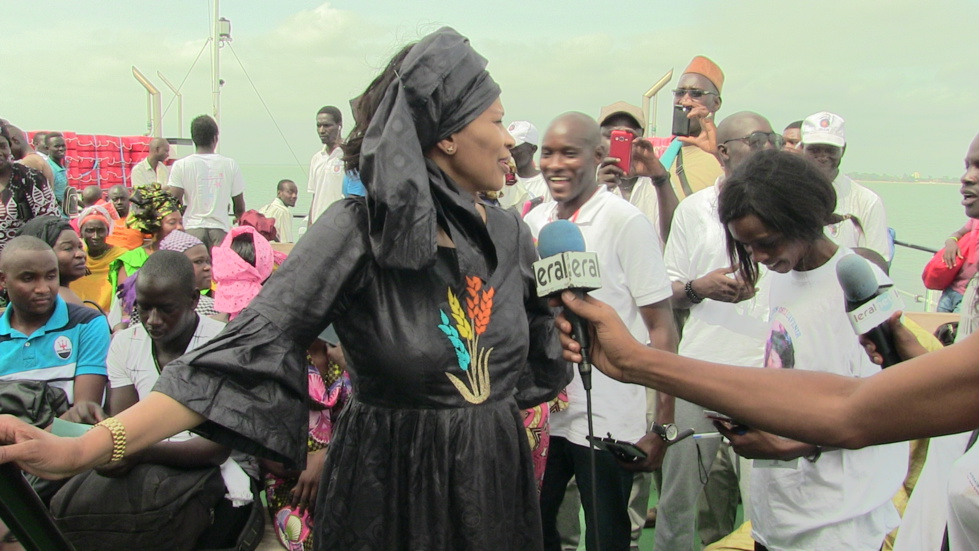 Arrêt sur image: Avant la traversée du ferry gambien, Me Aissata Tall Sall a salué la présence de la MICEGA, les soldats de la CEDEAO, en Gambie