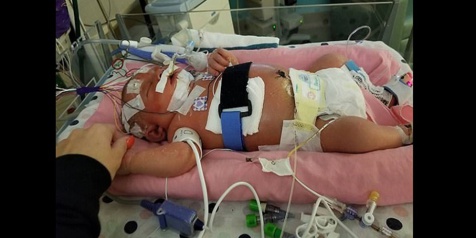 « Ne laissez personne embrasser votre bébé », avertit une mère qui a perdu son enfant!