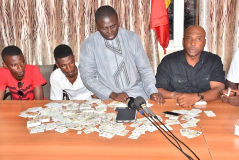 Vidéo-1000 cartes d’électeur saisies sur deux jeunes à Fass : Barthélémy Dias crie au vol, Bamba Fall indexe Macky Sall