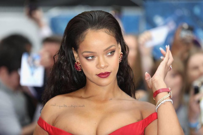 Rihanna se la coule douce lors de la dernière étape de sa tournée promotionnelle pour le film, Valerian (images)
