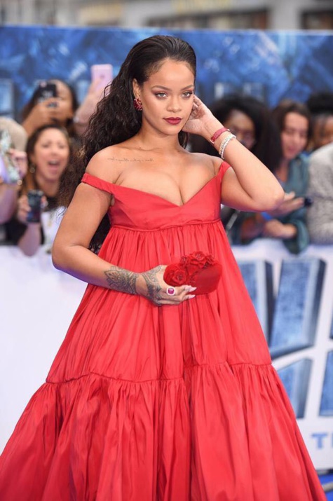 Rihanna se la coule douce lors de la dernière étape de sa tournée promotionnelle pour le film, Valerian (images)