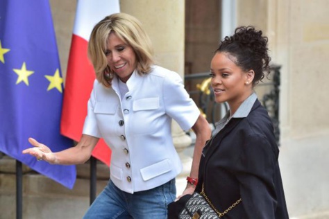 Rihanna accueillie par Brigitte Macron à l'Élysée (Images)