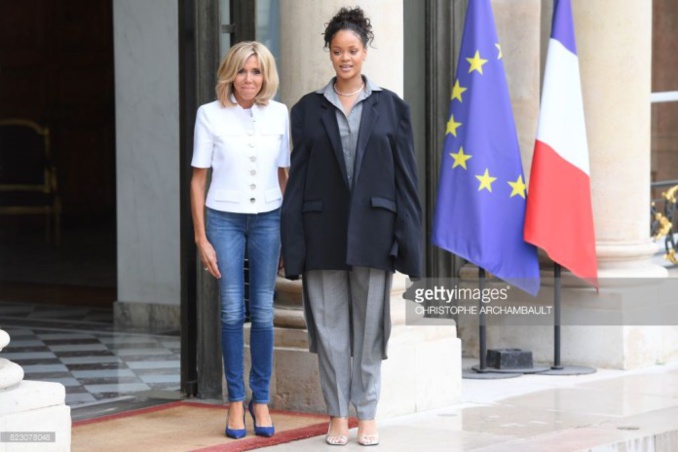 Rihanna accueillie par Brigitte Macron à l'Élysée (Images)