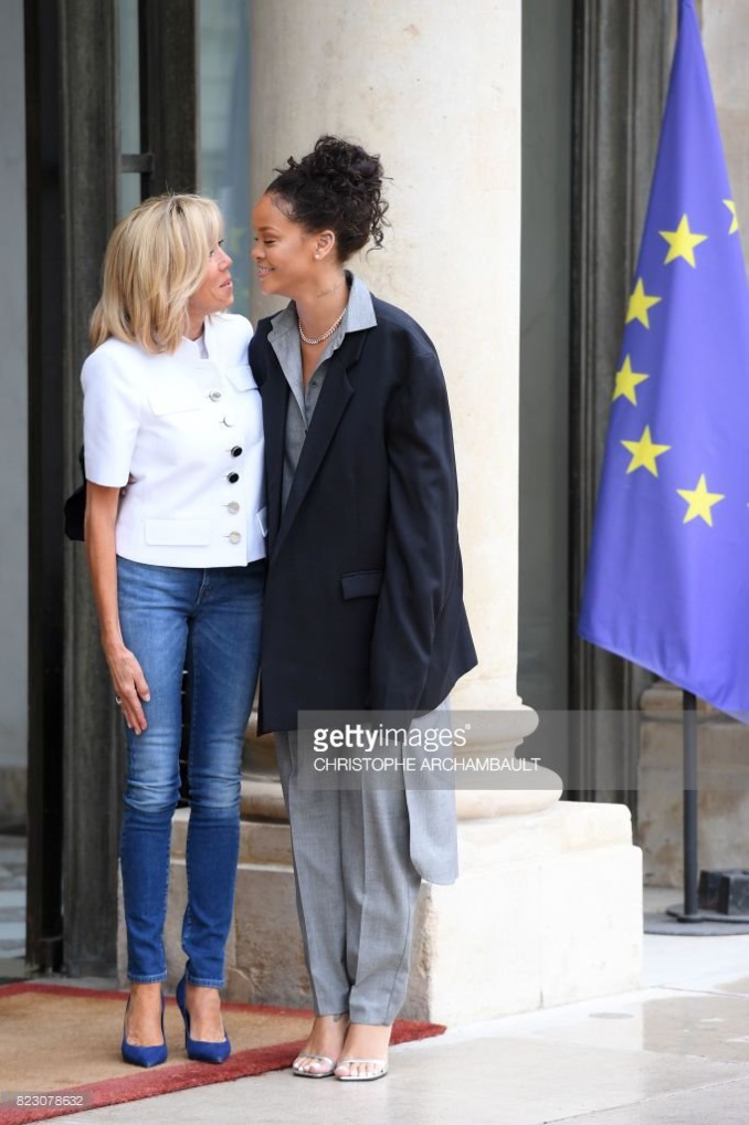 Rihanna accueillie par Brigitte Macron à l'Élysée (Images)
