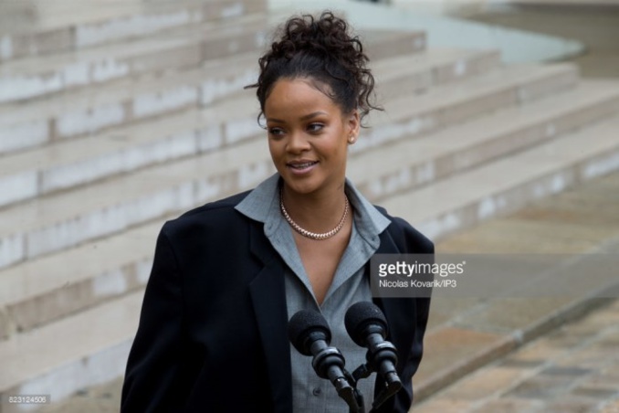 Rihanna accueillie par Brigitte Macron à l'Élysée (Images)