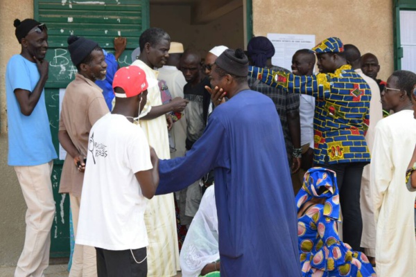 (Photos) Pikine -  Bureau de vote N09  - Entre l’étincelle et le feu?