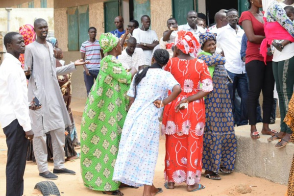 (Photos) Pikine -  Bureau de vote N09  - Entre l’étincelle et le feu?