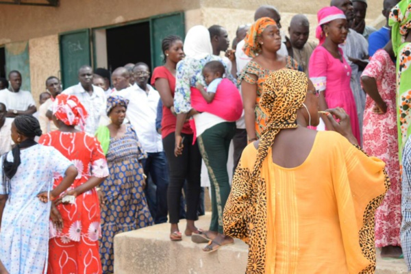 (Photos) Pikine -  Bureau de vote N09  - Entre l’étincelle et le feu?