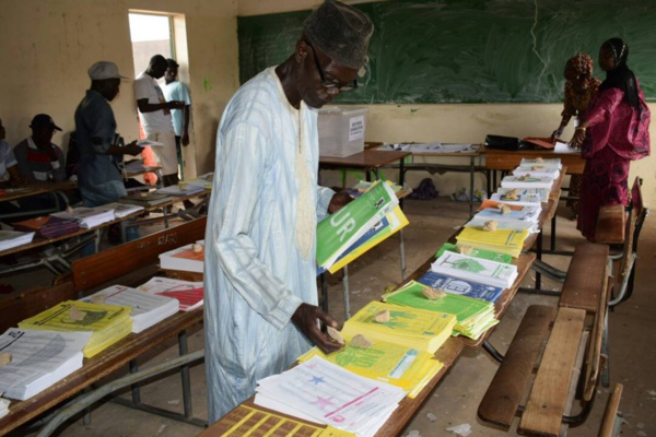 (Photos) Pikine -  Bureau de vote N09  - Entre l’étincelle et le feu?