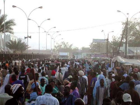 Touba : Des centaines de partisans de “Wattu Senegaal” assiègent la sous-Préfecture pour exiger leurs cartes