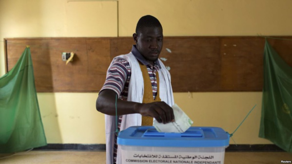 Un homme vote pour l'élection présidentielle de 2014 à Nouakchott, en Mauritanie, le 21 juin 2014.