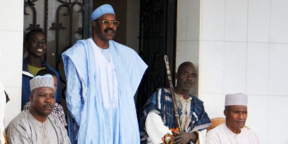 Baba Danpullo (en bleu), chez lui au Cameroun. © NICOLAS EYIDI