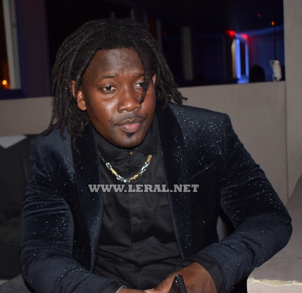 Photos : Baye Demba bien sapé au Saraba Night Club