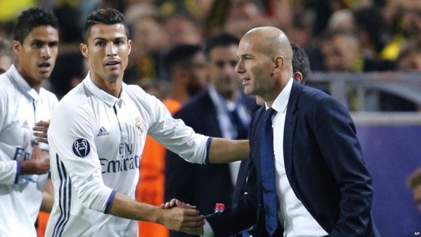 Cristiano Ronaldo de Real Madrid salue l'entraîneur de son équipe, Zinedine Zidane, après avoir ouvert le score lors d’un match de football de la Champions League entre le Borussia Dortmund et le Real Madrid à Dortmund, Allemagne, 27 septembre 2016.