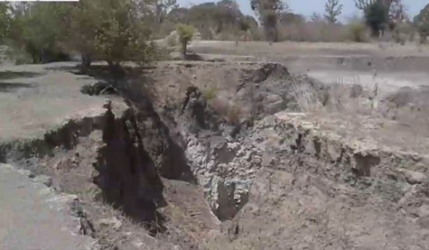 Vidéo-Mont-Rolland: Un village menacé de disparation par un phénomène de trous dans la terre