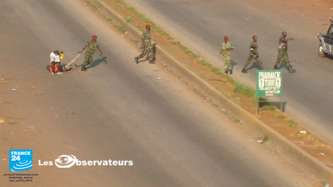 [ Photos - GUINEE ] Poignardé en pleine rue par un militaire, la preuve en images