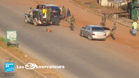[ Photos - GUINEE ] Poignardé en pleine rue par un militaire, la preuve en images