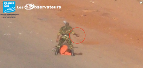 [ Photos - GUINEE ] Poignardé en pleine rue par un militaire, la preuve en images