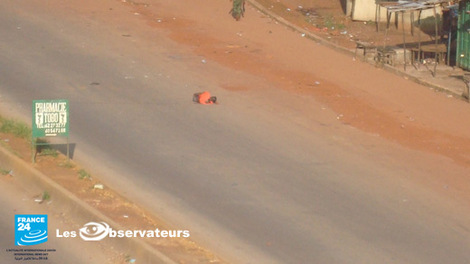 [ Photos - GUINEE ] Poignardé en pleine rue par un militaire, la preuve en images