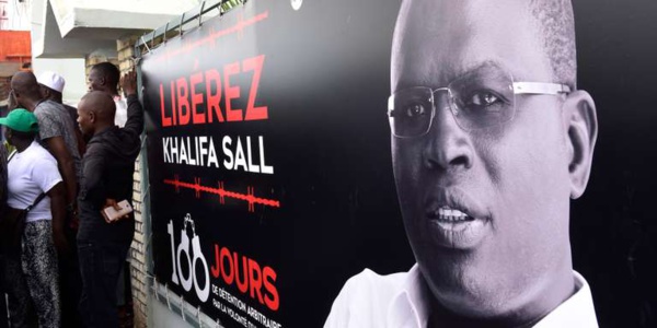 Une affiche demandant la libération du maire de Dakar, Khalifa Sall, le 31 juillet 2017, au Sénégal. CRÉDITS : SEYLLOU / AFP