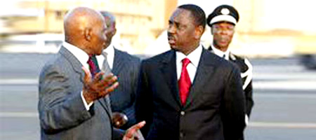 EN VISITE A PARIS Le chef de l'Etat, Me Abdoulaye Wade, fusille Macky Sall