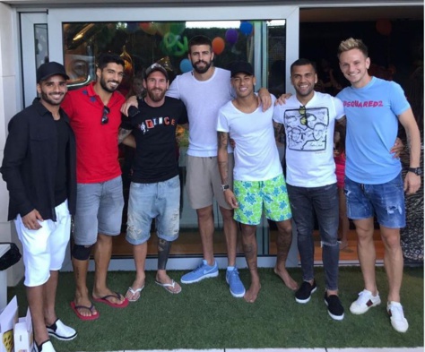 Les joueurs du Barça posent avec Neymar... et mettent leur direction en sacré pétard (images)