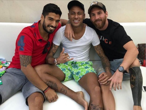 Les joueurs du Barça posent avec Neymar... et mettent leur direction en sacré pétard (images)