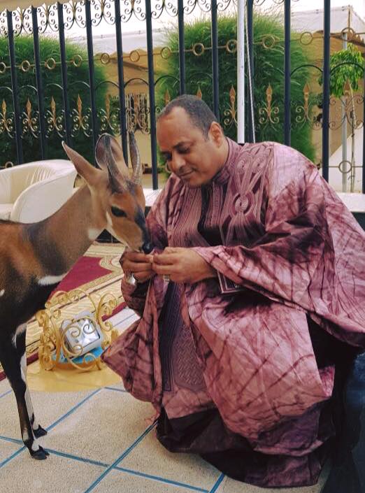 ( 07 Photos ) Luc Nicolaï chez Serigne Abdou Karim Mbacké pour recueillir des prières...