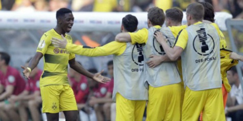 Ousmane Dembele vient d'ouvrir le score pour le Borussia Dortmund contre l'Eintracht Francfort lors de la finale de la coupe d'Allemagne de football, le 27 mais 2017. © Michael Sohn/AP/SIPA