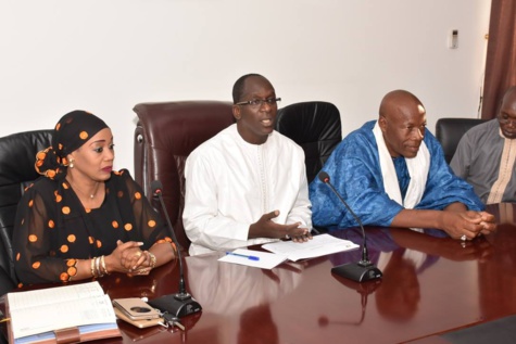 Le ministre Abdoulaye Diouf Sarr donne une lueur d’espoir aux commerçants de Rufisque (Images)