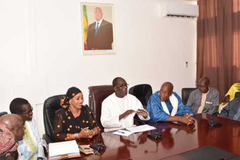 Le ministre Abdoulaye Diouf Sarr donne une lueur d’espoir aux commerçants de Rufisque (Images)