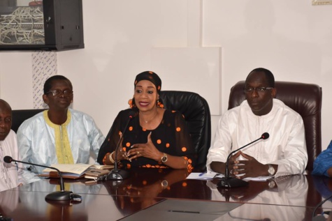 Le ministre Abdoulaye Diouf Sarr donne une lueur d’espoir aux commerçants de Rufisque (Images)
