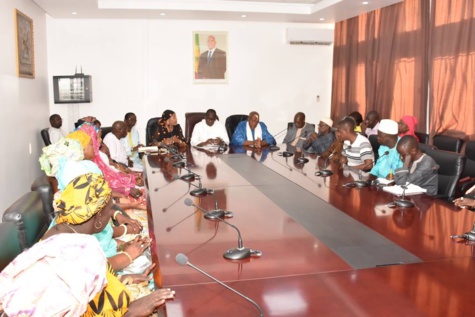 Le ministre Abdoulaye Diouf Sarr donne une lueur d’espoir aux commerçants de Rufisque (Images)