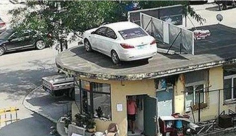Elle ne paye pas son stationnement, sa voiture finit en haut d'un toit