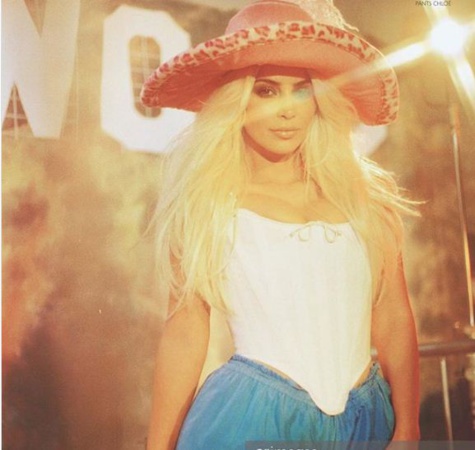 Photos: Kim Karda­shian: blonde et ultra sexy pour un shoo­ting origi­nal