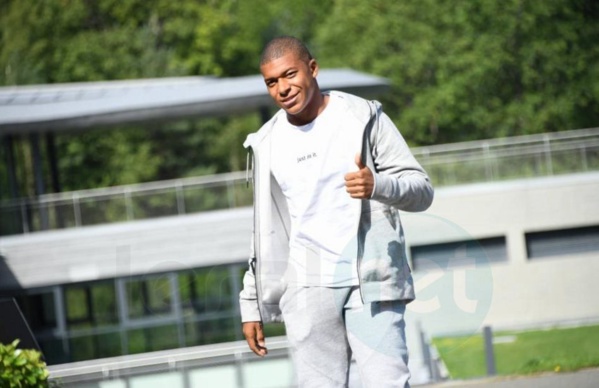 Photos: L'arrivée des Bleus à Clairefontaine pour leur match contre le Pays-Bas, en éliminatoires de Coupe du Monde