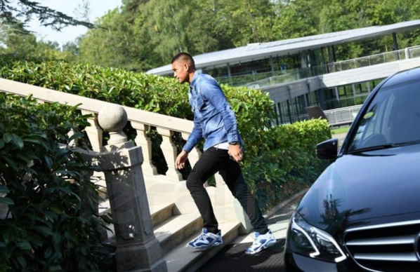 Photos: L'arrivée des Bleus à Clairefontaine pour leur match contre le Pays-Bas, en éliminatoires de Coupe du Monde