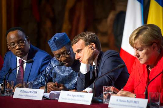 Le président du Niger, Mahamadou Issoufou, celui du Tchad, Idriss Déby, Emmanuel Macron et Angela Merkel à l’Elysée, le 28 août. JEAN-CLAUDE COUTAUSSE / FRENCH-POLITICS POUR LE MONDE