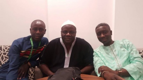 Photos: Pape Ngagne Ndiaye et Pape Alé Niang avec Mame Alpha Sy fils du regretté Serigne Mansour Sy à la Mecque