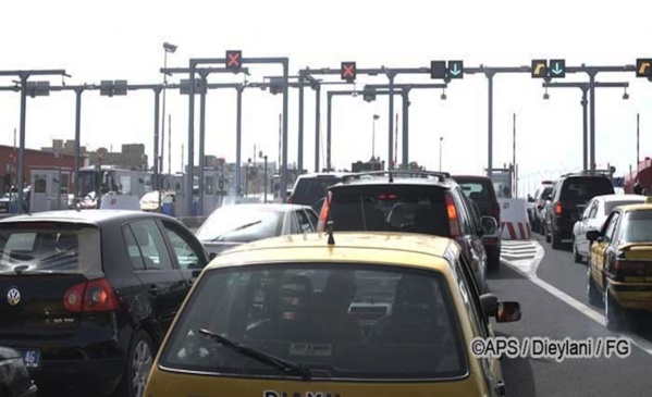 URGENT-(VIDEO) : Une voiture prend feu sur l’autoroute à Péage