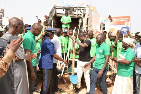 Images: Le ministre Abdoulaye Diouf sarr a lancé ce vendredi, l'opération spéciale de gestion des déchets solides sur toute la région de Dakar.