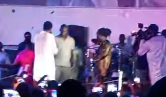 Vidéo surprenante à voir !!! Assane Diouf sur la scène de Wally Seck ! Regardez